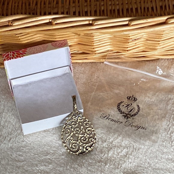 Premier Designs Statement hinged pendant - Picture 10 of 12